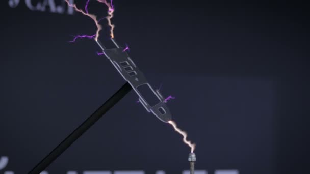 Experimento de alto voltaje con bobina Tesla — Vídeo de stock