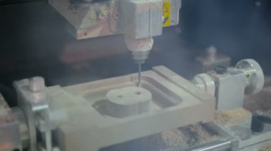 İş sırasında CNC oyma makinesi