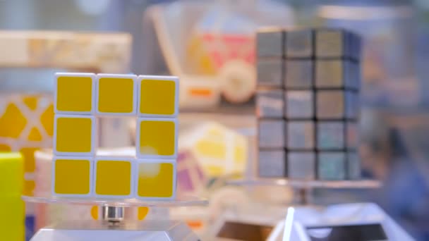 Два кубика рубика медленно вращаются — стоковое видео
