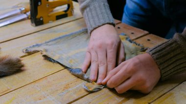 Skinner vizon kürklü deriyle çalışıyor.