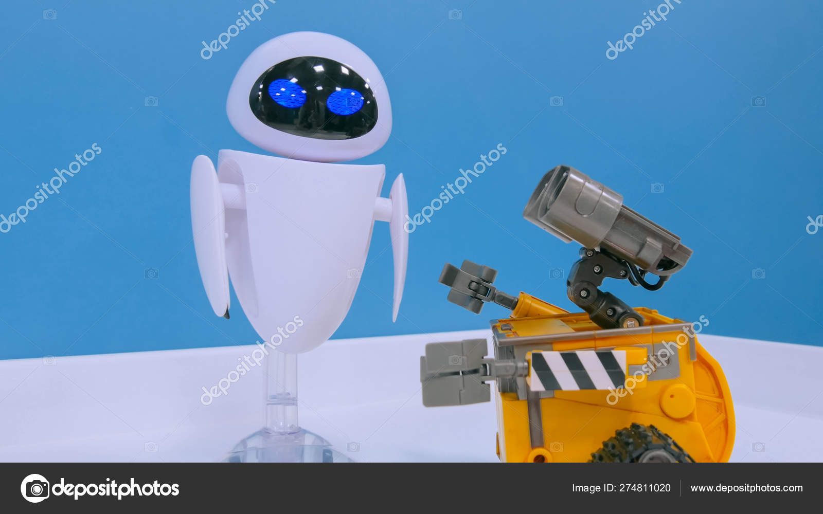 Wall E And Eva Robots At Exhibition Of Technology Stock Editorial Photo C Zyabich