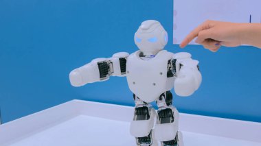 Beyaz insansı robot dansı