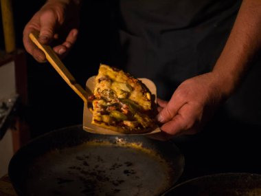 Pizza dilimi toplayan adam