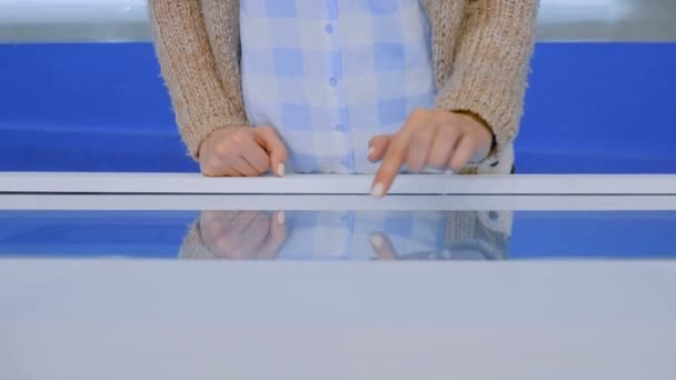 Woman using interactive touchscreen display at technology exhibition — Stock Video