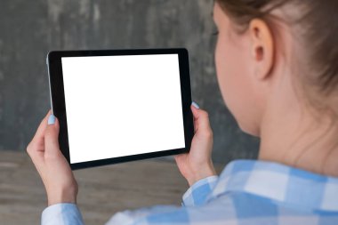 Kadınların elinde beyaz boş ekranlı dijital tablet bilgisayarın görüntüsü