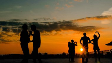 Bir grup insan dans etmeyi öğreniyor.