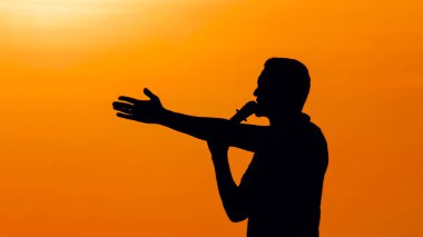 Mikrofona konuşan adam