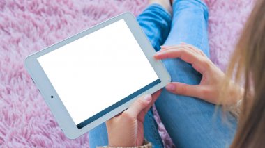 Beyaz boş ekranlı tablet bilgisayara bakan kadın