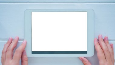Beyaz boş ekranlı tablet bilgisayara bakan kadın
