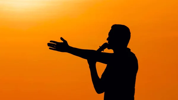 Mikrofona konuşan adam