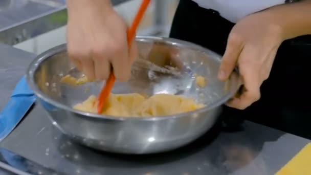 Processus de préparation de la pâte dans un bol — Video