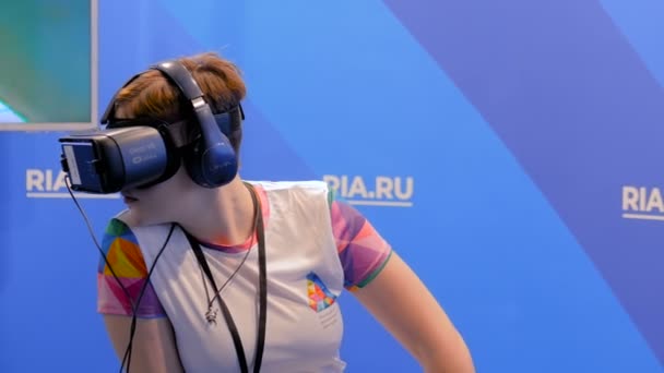 Žena s krátkými vlasy, používající sluchátka s virtuální realitou a rozhlédla se kolem — Stock video