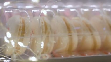 Noel bokeh çelenk ışık ile lezzetli fransız macaroons