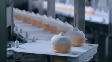 Modern gıda mandırasında otomatik dondurma üretim hattı