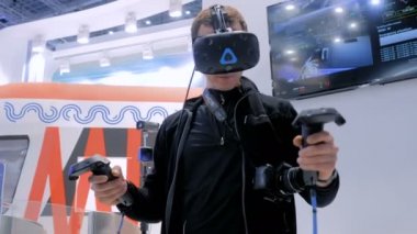Sanal gerçeklik kulaklığı kullanan ve özel joystick ile çizim adam