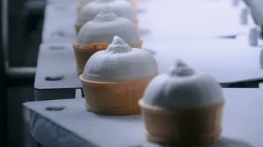 Otomatik teknoloji konsepti - gıda fabrikasında dondurma külahlı taşıyıcı bant