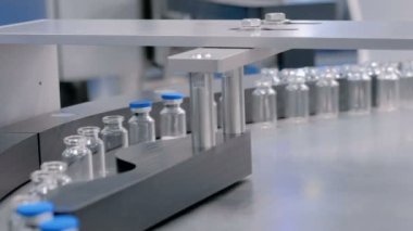 Eczacılık üretim hattı - boş cam şişeli taşıyıcı bant