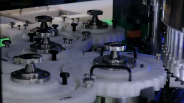 Engranajes blancos giratorios dentro de la máquina de inspección automática de laboratorio — Vídeo de stock