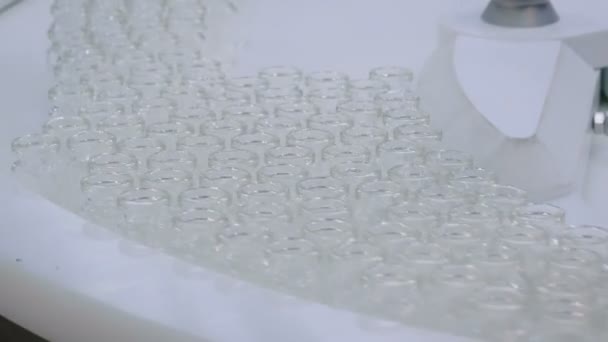 Pharmazeutisches Technologiekonzept - Förderband mit leeren Glasflaschen — Stockvideo