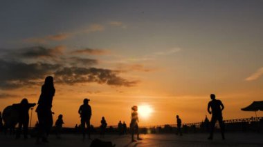 Bir grup insan dans etmeyi öğreniyor.