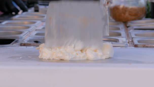 Preparazione fatta a mano naturale gelato fritto — Video Stock