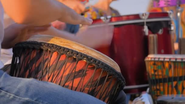 Grupo de personas tocando tambores étnicos en la calle — Vídeos de Stock