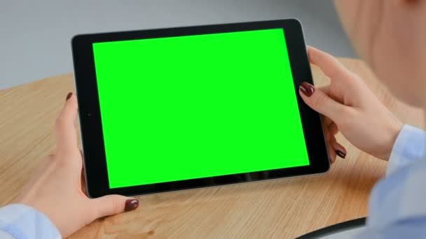 Tablet dator med Tom grön skärm i kvinnan händer-Chroma Key Concept — Stockvideo