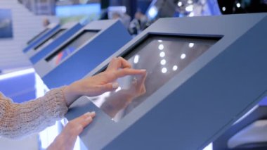 İnteraktif dokunmatik ekran modern Müzesi kullanan kadın