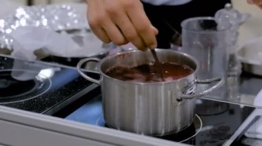 Lezzetli taze meyvelerle komposto hazırlama işlemi