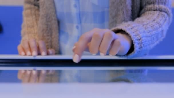 Žena pomocí interaktivního dotykového displeje na výstavě technologií — Stock video