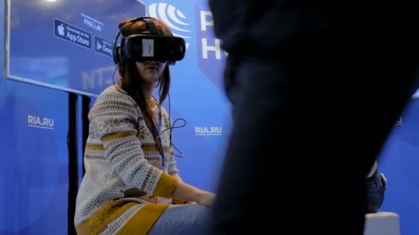 Две женщины используют гарнитуру виртуальной реальности и оглядываются вокруг — стоковое видео