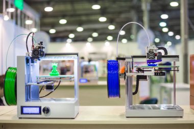 İş yerinde modern teknoloji sergisi sırasında üç boyutlu 3d yazıcılar