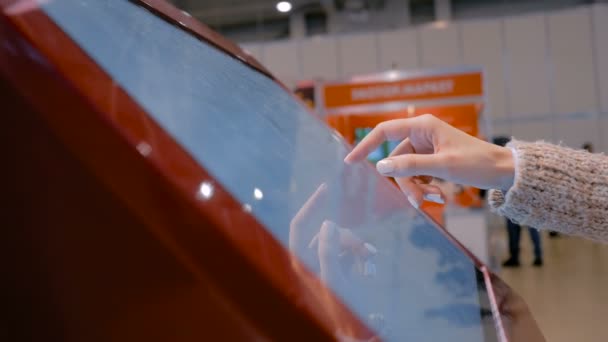 Mujer usando pantalla táctil interactiva en exhibición de tecnología — Vídeos de Stock