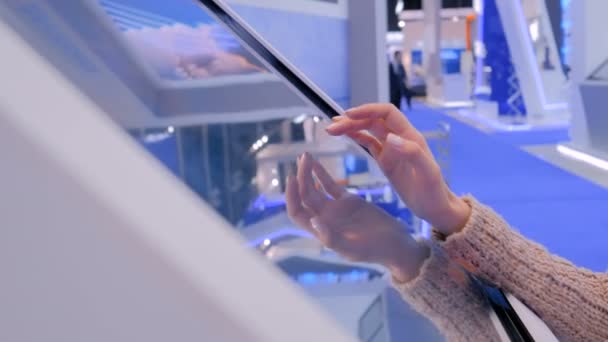 Женщина с интерактивным сенсорным экраном на выставке технологий — стоковое видео
