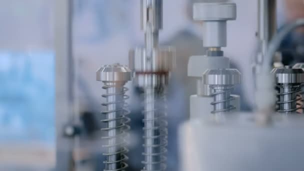 制药厂自动安培灌装和密封设备机 — 图库视频影像