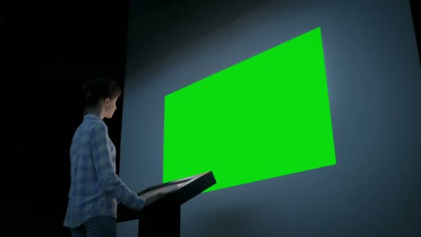 Mujer usando quiosco y mirando a la pantalla verde en blanco grande - concepto de croma clave — Vídeos de Stock