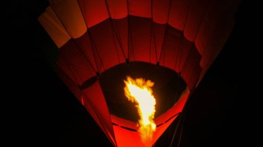 Sıcak hava balonunda gaz ocağından ateş