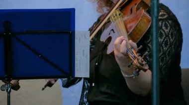 Kadın keman çalıyor