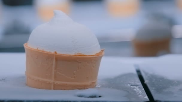 Automat na zmrzlinu s automatickou výrobní linkou-pásový dopravník s icecreamovými kužele — Stock video