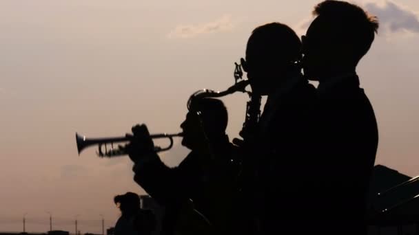 Mässingsband spelar blåsinstrument — Stockvideo