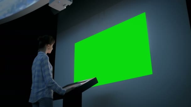 Mujer mirando en blanco gran pantalla de pared interactiva - concepto de pantalla verde — Vídeos de Stock