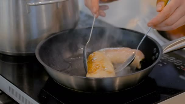 Rouleaux de poulet aux herbes frites dans une poêle 