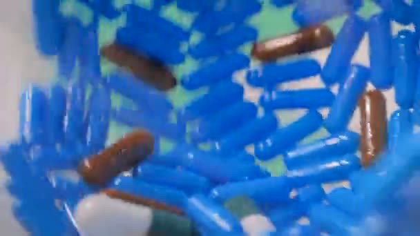 Närbild bild av piller i roterande glas glödlampa på apotek butik — Stockvideo