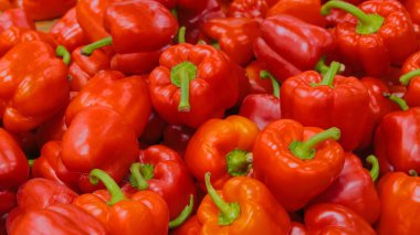 Markette kırmızı dolma biber.