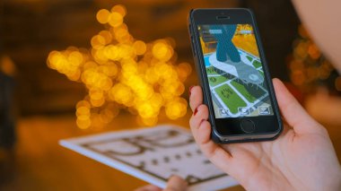 Artırılmış gerçeklik app ile Smartphone kullanarak ve sanal modeli yerleştirerek kadın