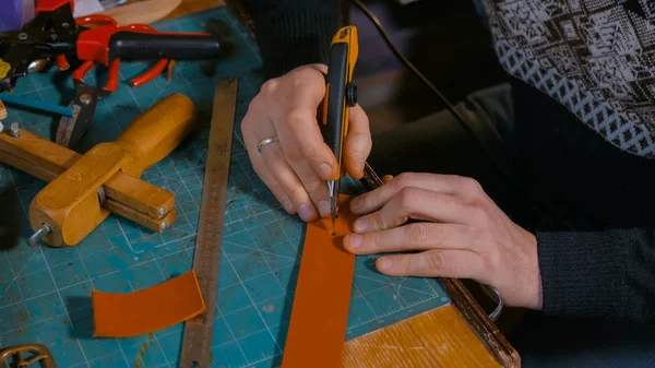 Skinner trabalhando com cinto de couro — Fotografia de Stock