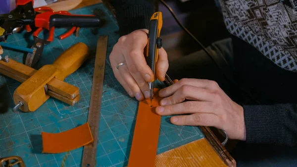 Skinner working with leather belt — Stock Photo, Image