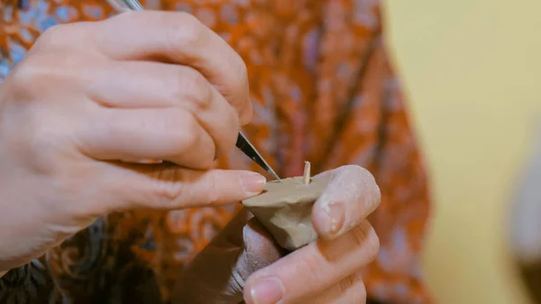 Γυναίκα Πότερ κάνοντας σφύριγμα πένα κεραμικά αναμνηστικά σε εργαστήριο κεραμικής — Φωτογραφία Αρχείου