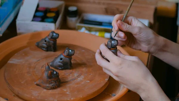 Професійний жіночий гончарний живопис керамічний сувенір Пенні свисток в майстерні — стокове фото