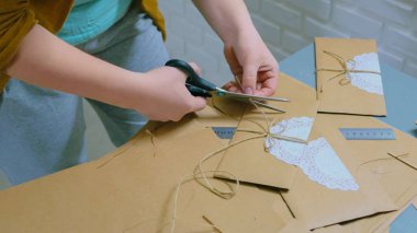 Kraft kağıdıyla çalışan profesyonel kadın dekoratör, tasarımcı.